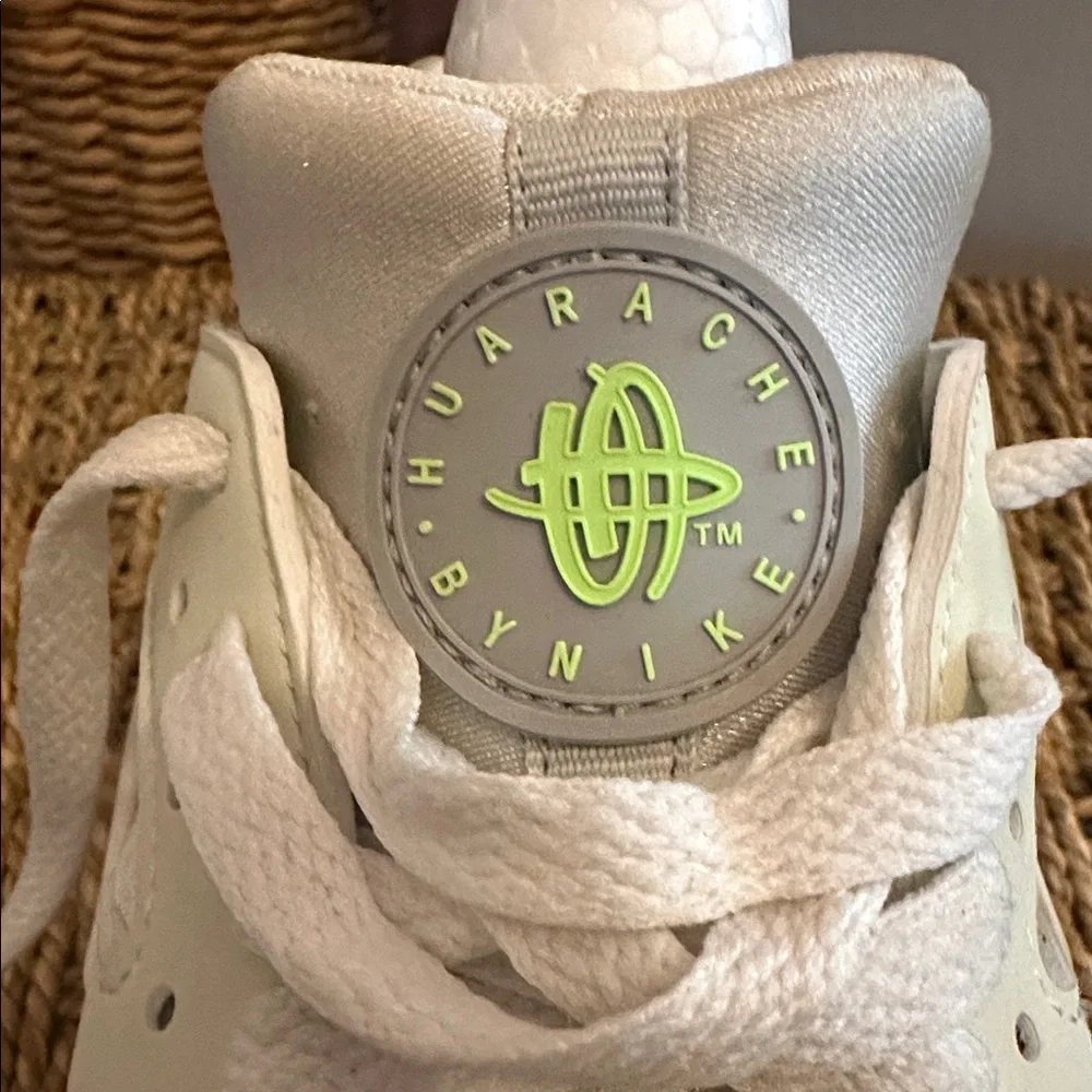 Nike Youth Hurache Run 2.0 GS Sea Glass Lime Blast 6.5Y caged heel Sneakers
